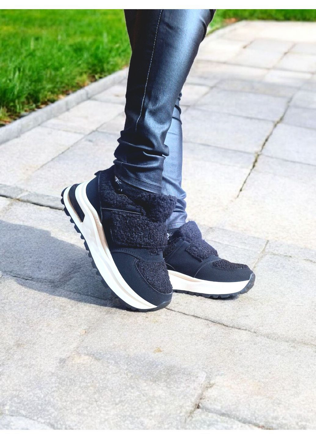 Жіночі зимові кросівки чорні з хутром тедді на липучці теплі на білій підошві AAPR Кросівки чорні зими (368770274)