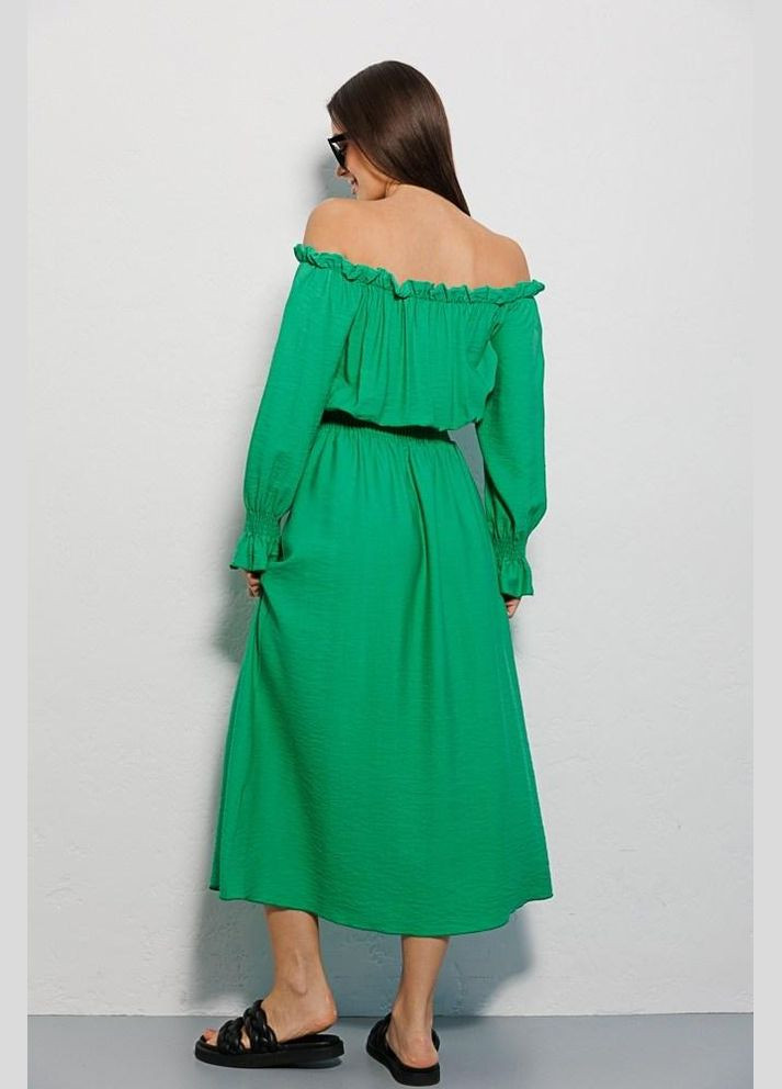 Зеленое платье женское летнее с открытыми плечами макси зеленое mkar69037-1 Modna KAZKA