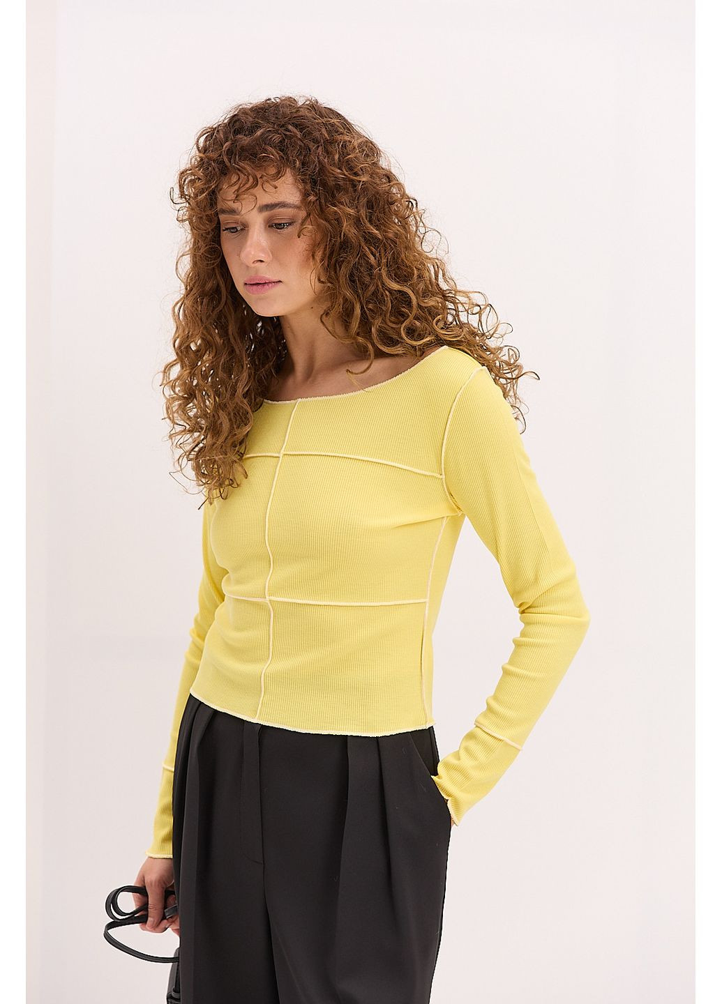 Женский лонгслив в розовый рубчик со швами наизнанку Arjen (361056825)