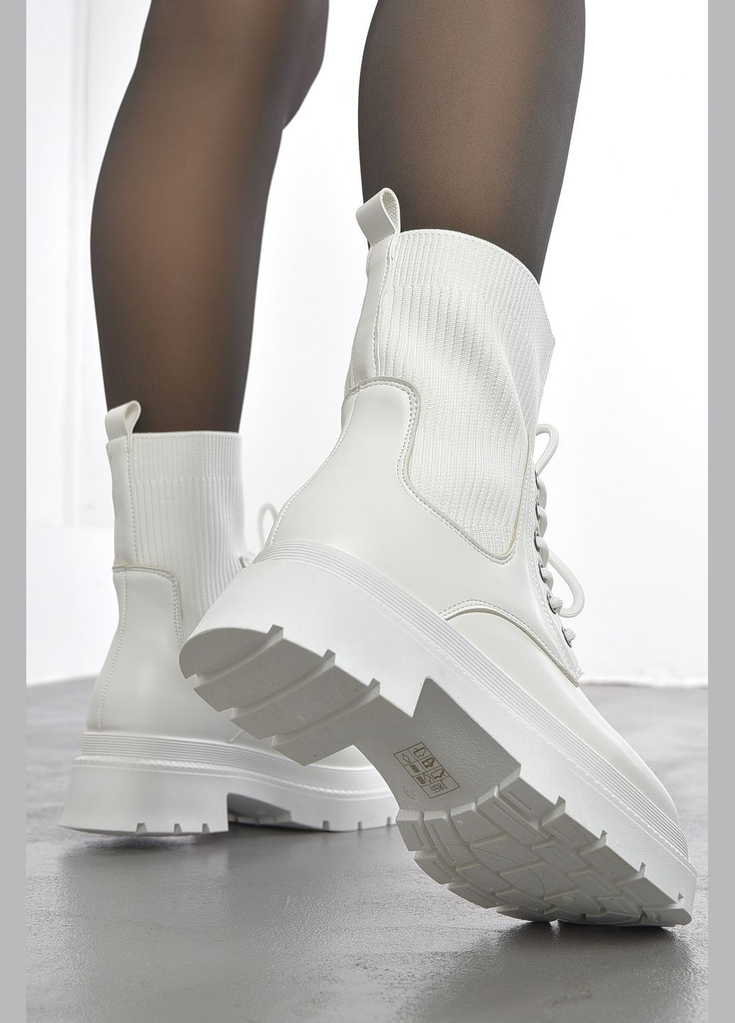 Осенние ботинки женские демисезонные белого цвета дезерты Let's Shop без декора из искусственного меха, из искусственной кожи