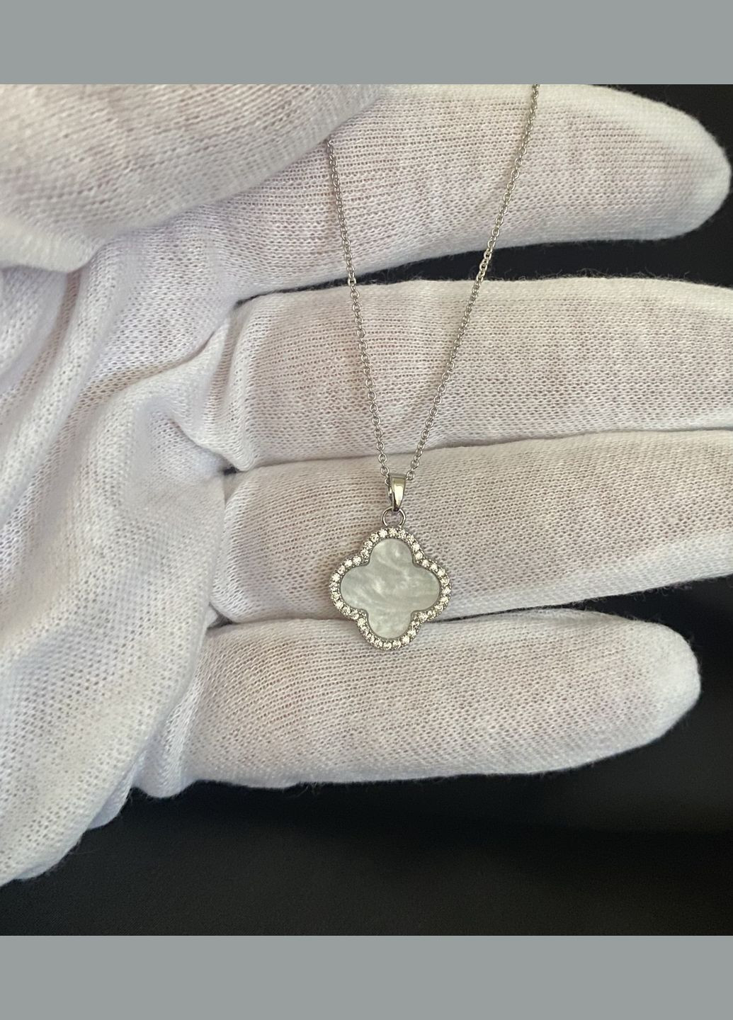 Підвіска біла Конюшина з ланцюжком срібного кольору 33459 No Brand (348779807)