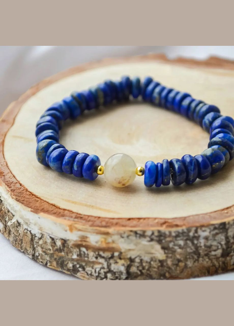 Браслет натуральный камень Лазурит со вставкой Кварц, фур-ра гип-ный сплав цвета золото d-8х3мм+- обхват 18см No Brand браслет (300533077)