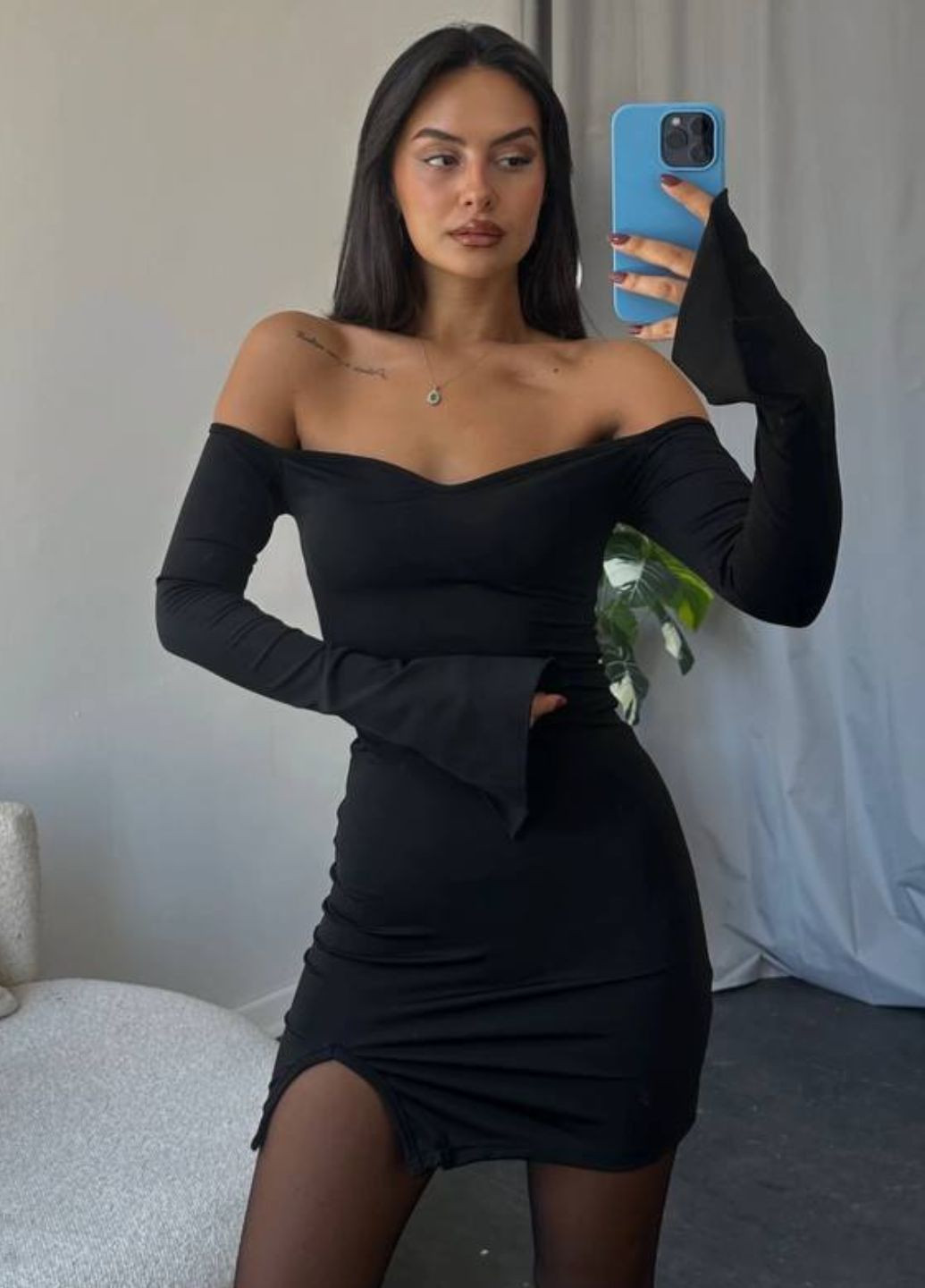 Черное вечернее изысканное приталенное вечернее платье с открытыми плечами и вырезами на юбке и рукавах. с открытыми плечами Україна однотонное