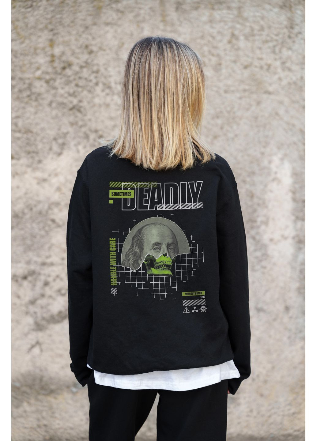 Черный женский утепленный оверсайз свитшот на флисе с принтом deadly Without однотонный без декора (361680367)