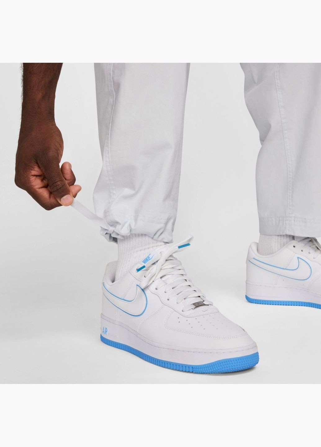 Белые демисезонные брюки Nike