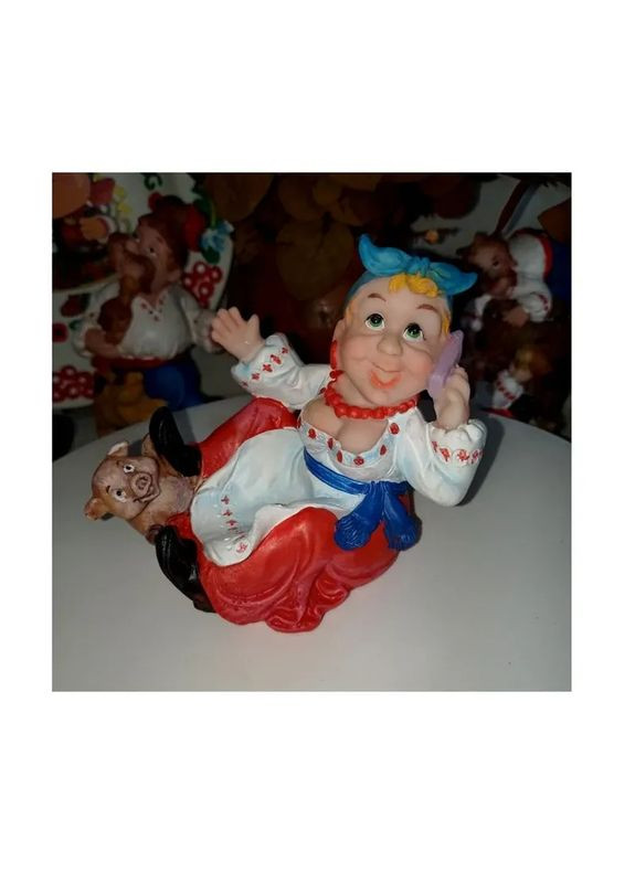 Кам'яна статуетка-підставка українка з поросям та мобільним телефоном + подарунок No Brand (351874153)