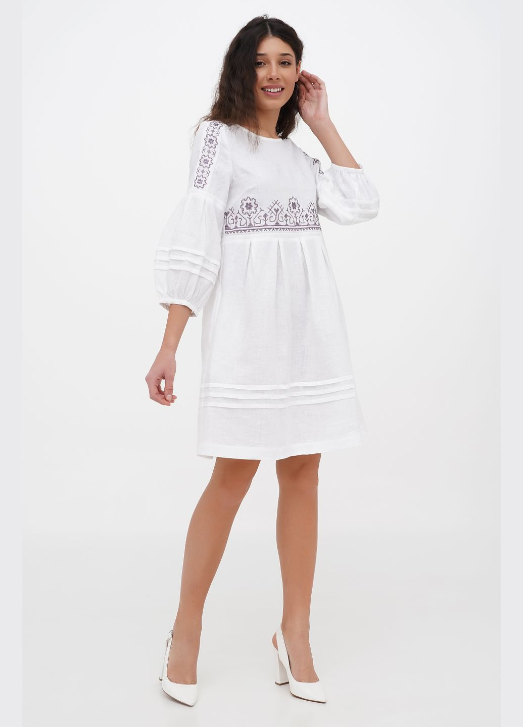 Белое вышитое мини платье из тонкого льна с цветочным геометрическим орнаментом пектораль. черный, р.38, код 0401/38/147 ГАЛЕРЕЯ ЛЬОНУ