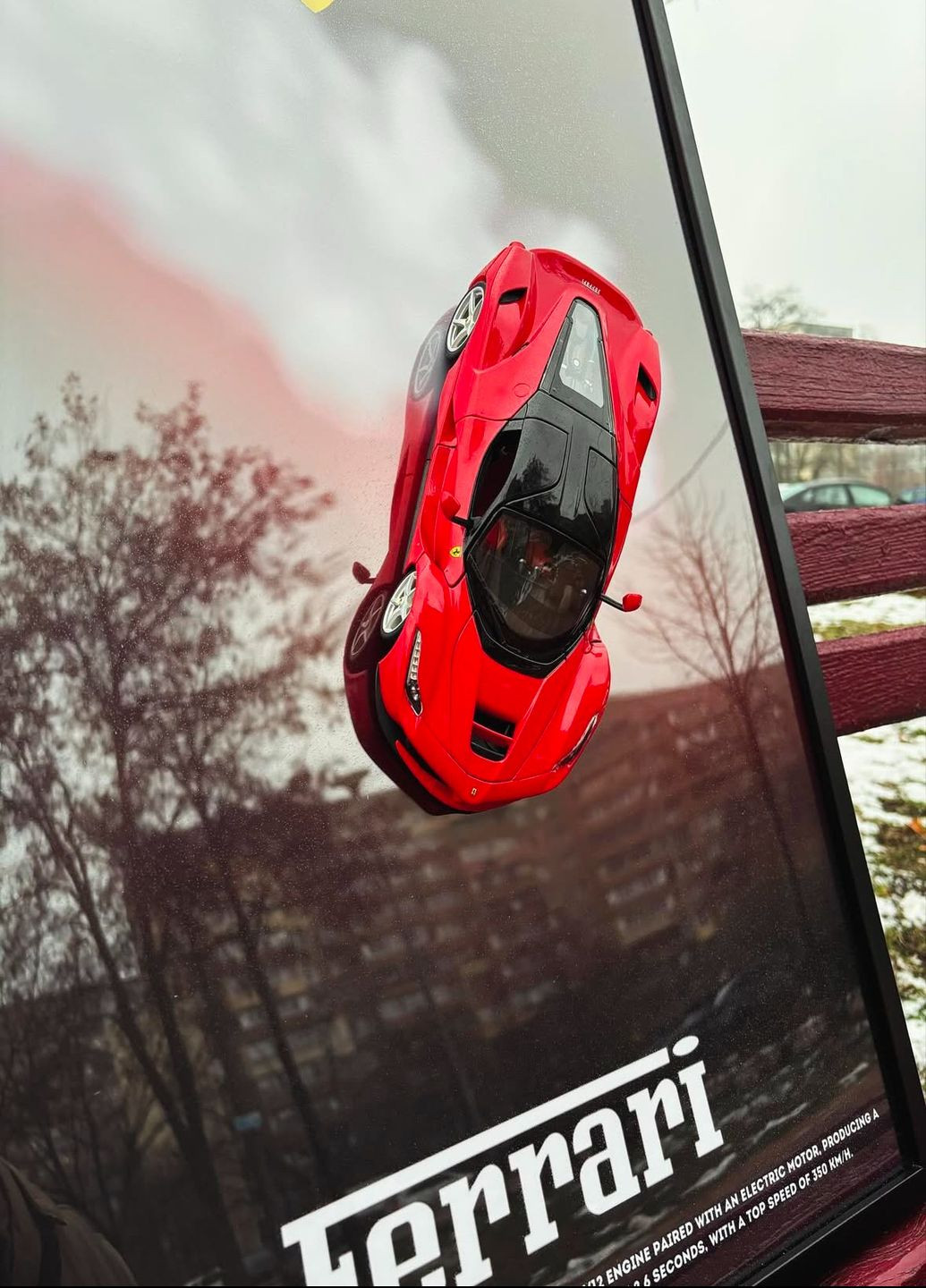 Картина сувенир с масштабной моделью авто Ferrari LaFerrari метал рамка дерево 50x70см No Brand (333984550)