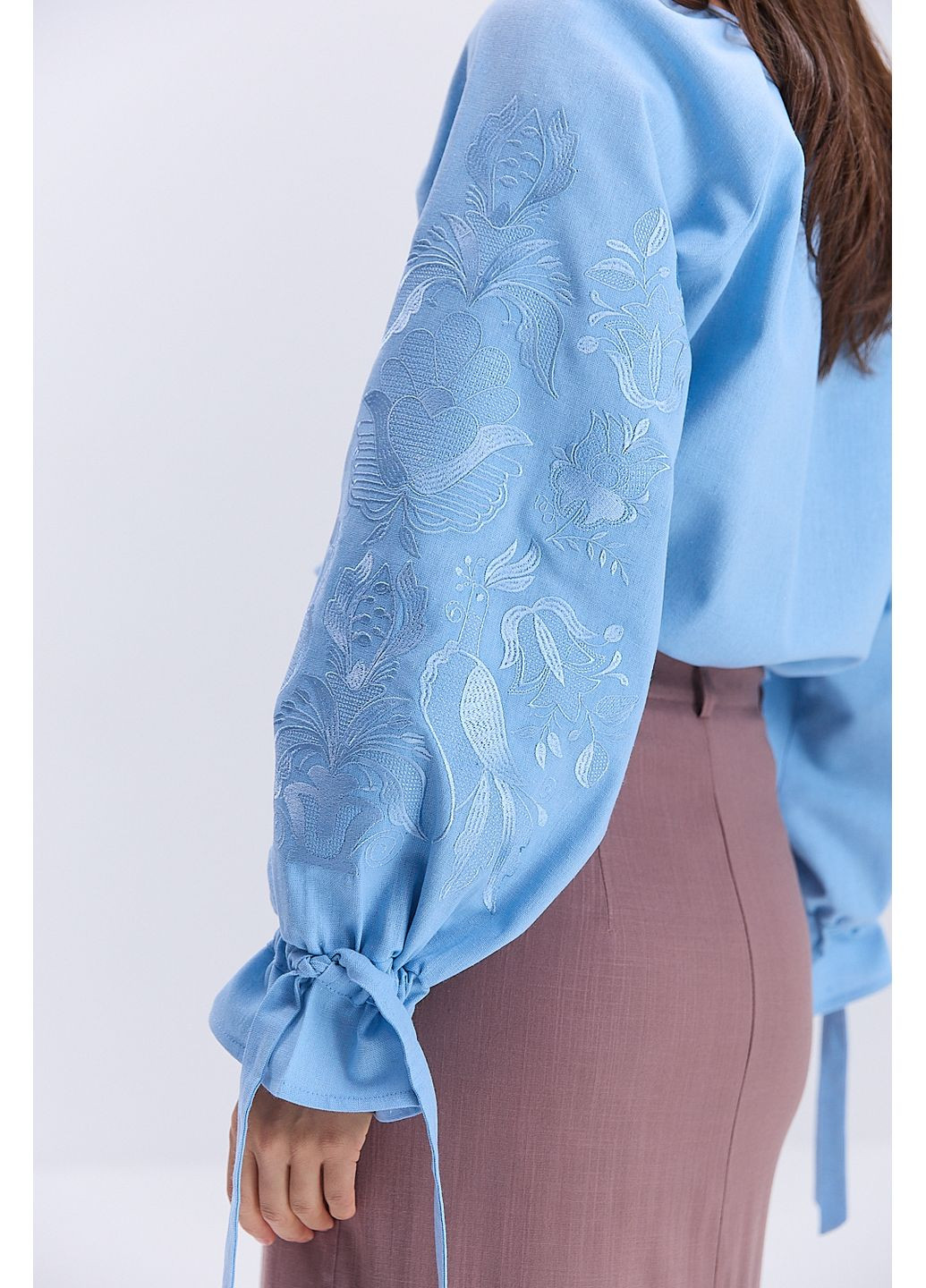 Блакитна жіноча вишиванка світло-молочна з молочним деревом життя гладдю Arjen льон (361056730)