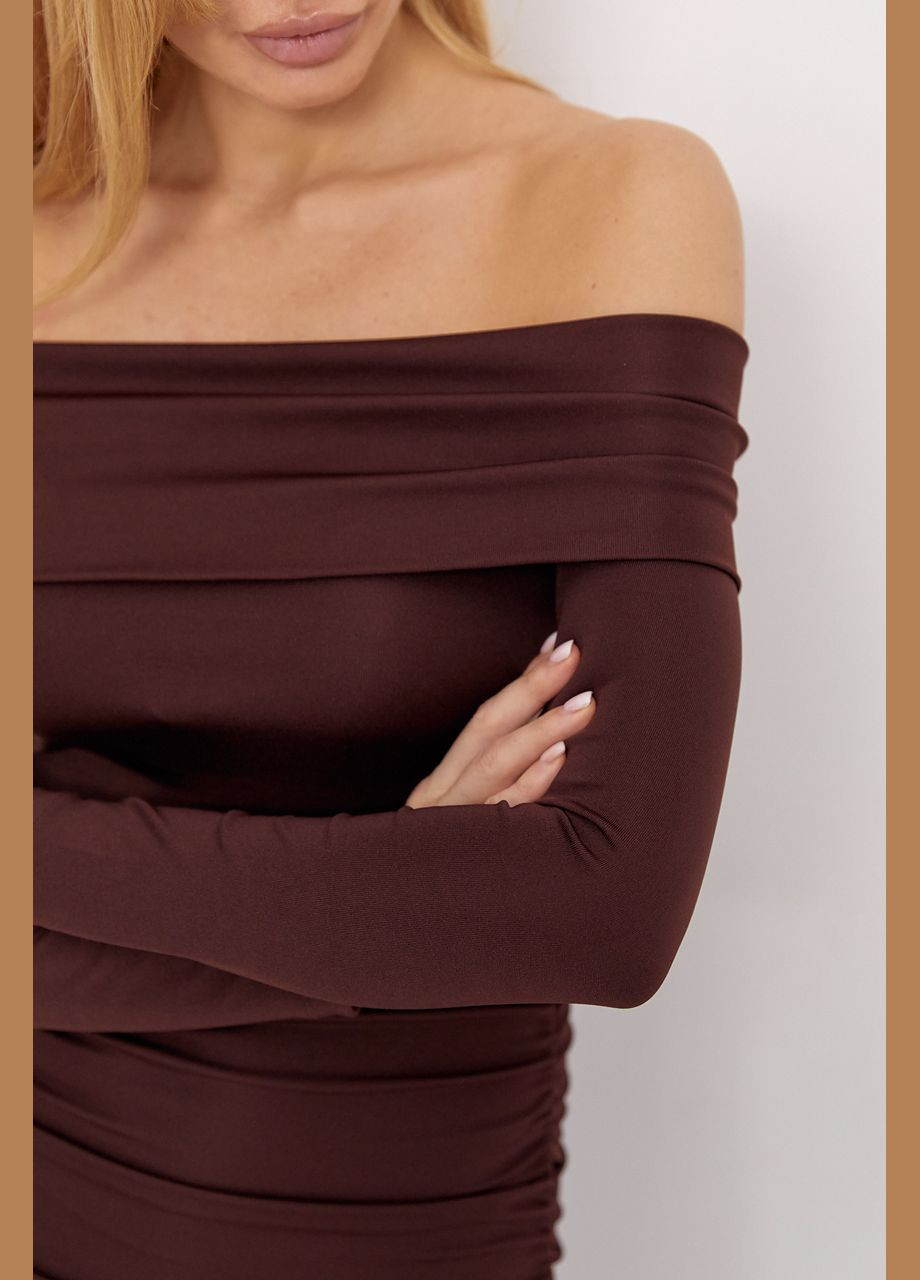 Коричнева вечірня силуетна сукня з драпіруванням і відкритими плечима - чорний Lurex