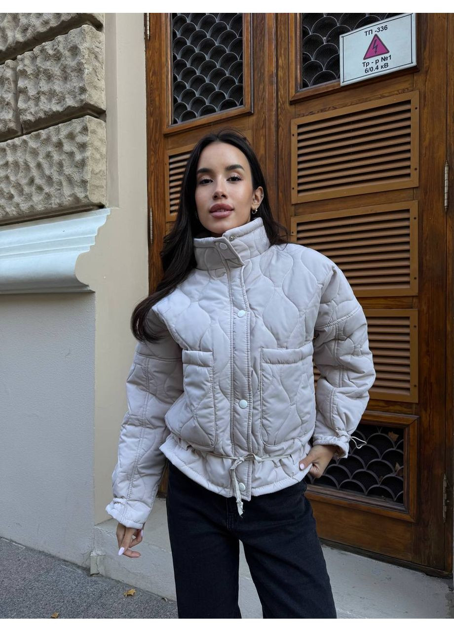 Сіро-бежева демісезонна жіноча коротка куртка вільного крою MonCher