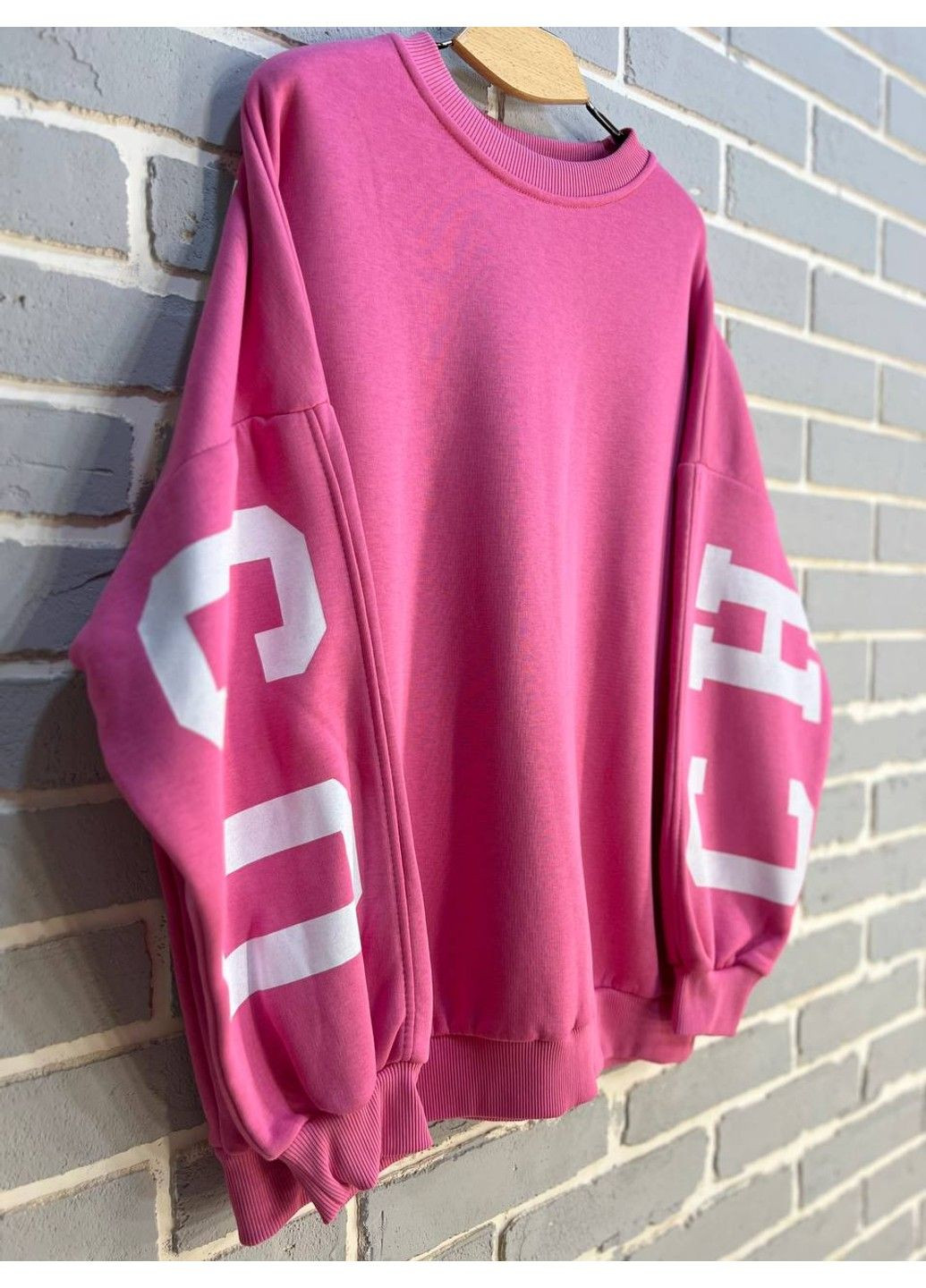 Малиновый свитшот женский davras 8174 оверсайз удлиненная надпись на спине chicago утепленный на флисе one size малиновый (314822892)