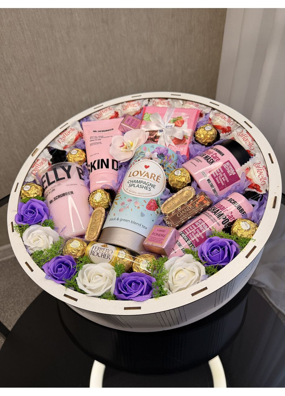 Подарунковий бокс для жінки з косметикою Mr.Scrubber, чаєм Lovare та цукерками Raffaello, 40×9 см No Brand (366299941)