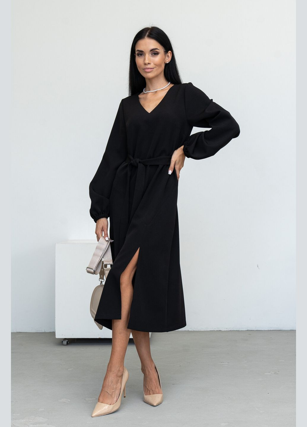 Чорна елегантна сукня міді довжини з v-подібною горловиною та асиметричними рельєфами (ск 0124) RiMari
