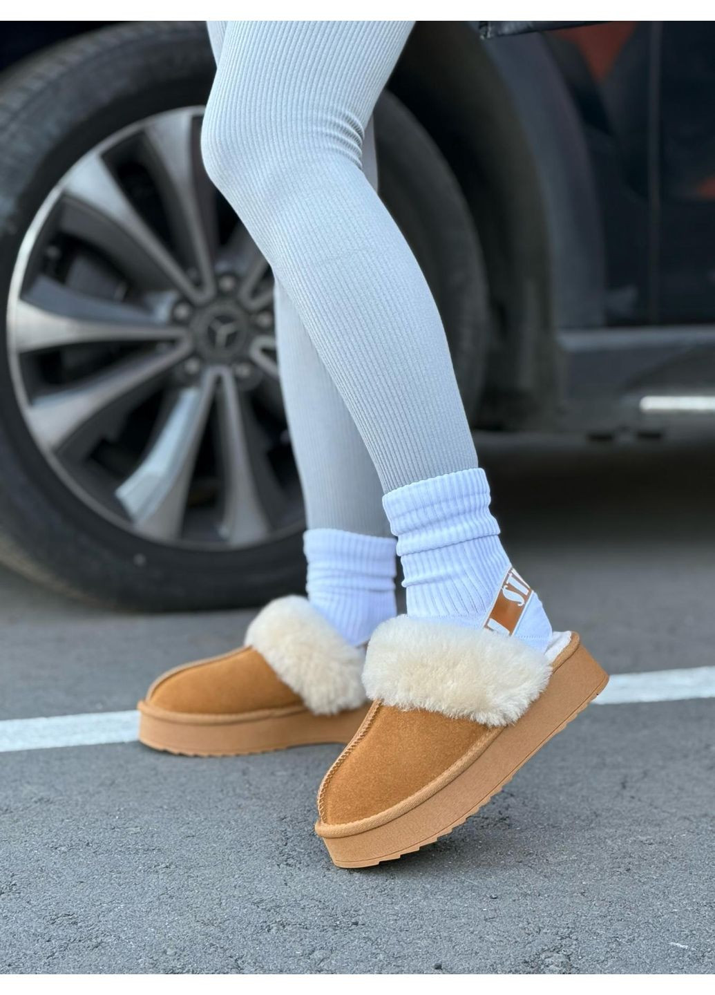 Жіночі капці уггі теплі сліпони на хутрі рижі натуральна замша натуральне хутро висока підошва No Brand (364315579)