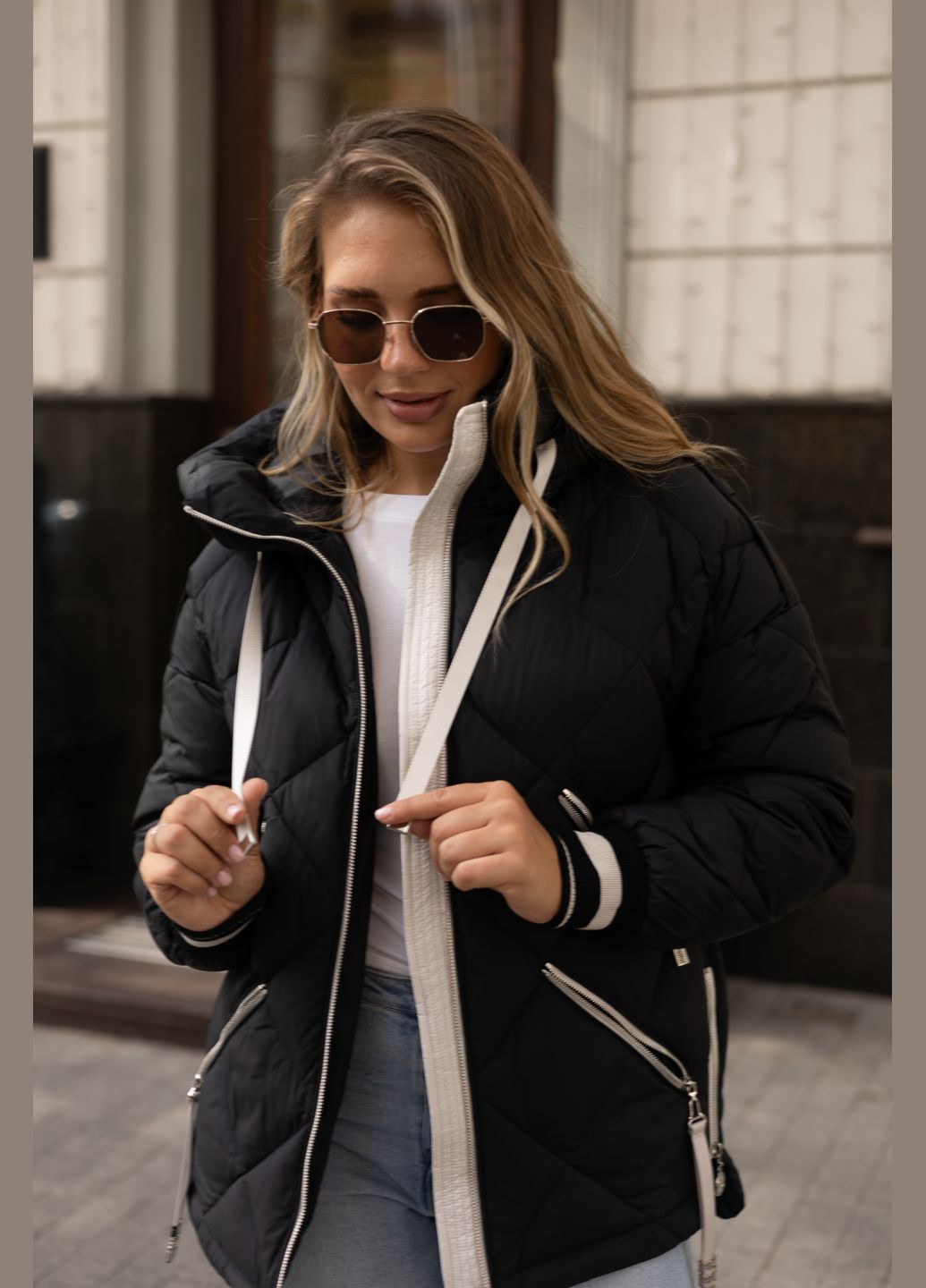 Чорно-біла зимня зимова коротка жіноча куртка чорна з молочним 122252 Svidni