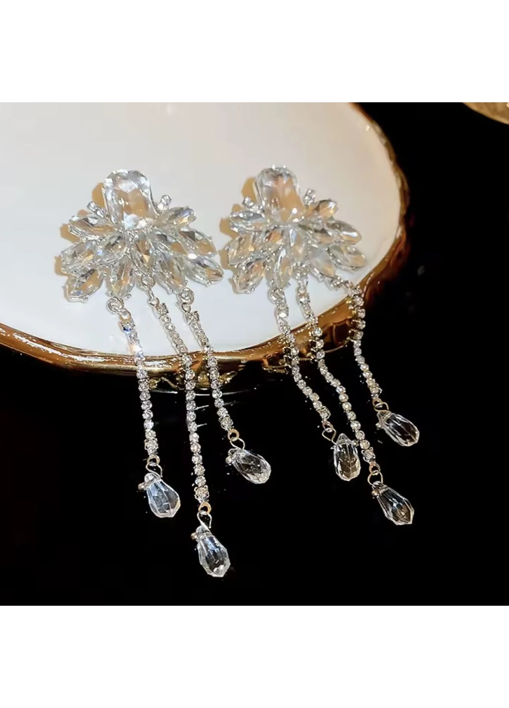 Серьги серебристые массивные со стразами и подвесками No Brand (401171486)