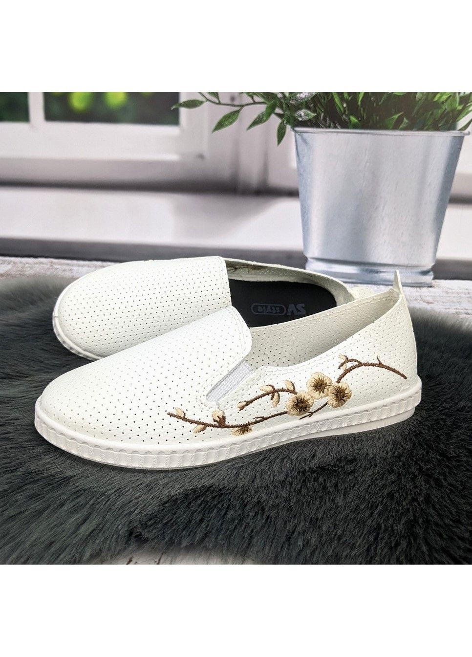 Белые слипоны женские SV