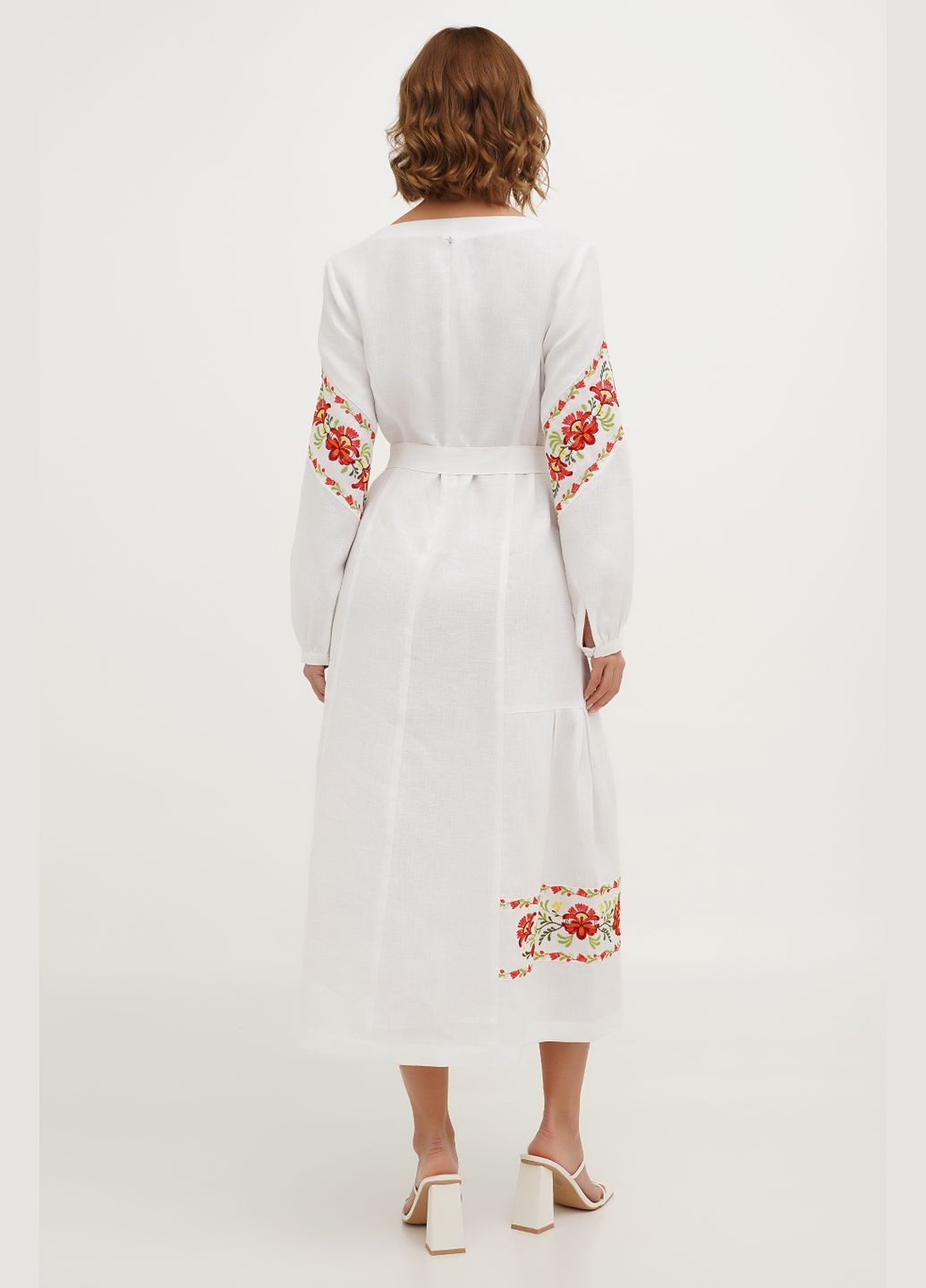 Белое льняное макси платье-вышиванка праздничное под пояс с цветами и карманами мальованка. серый, р.56, код 0434/56/133 ГАЛЕРЕЯ ЛЬОНУ