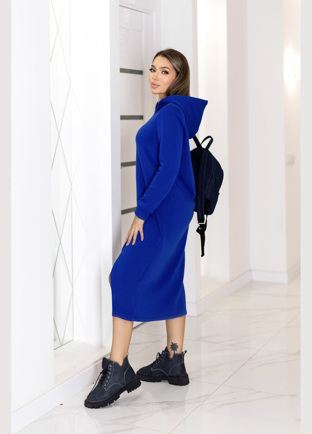 Синее кэжуал теплое трикотажное платье миди с капюшоном Fashion Girl