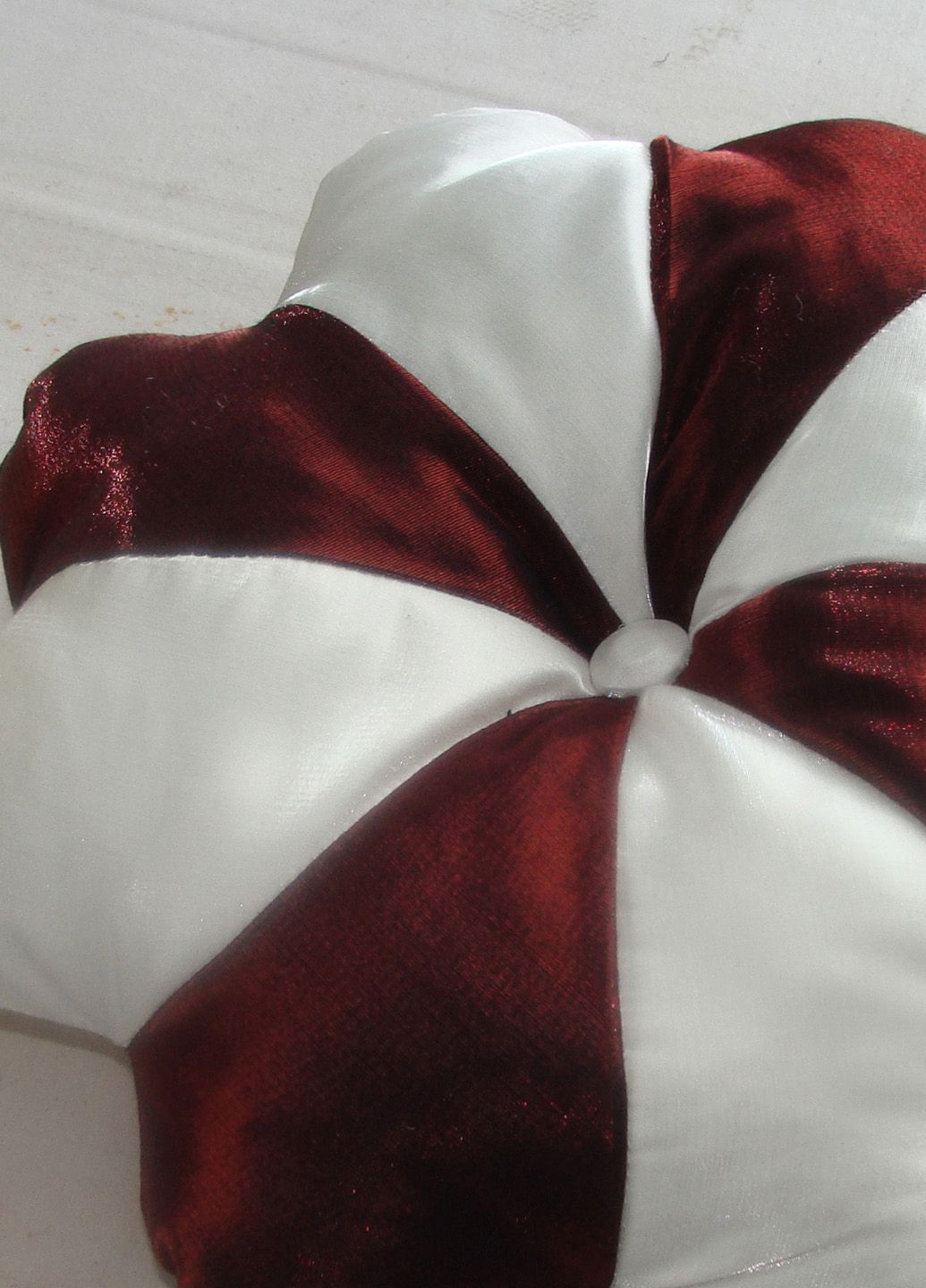 Декоративна подушка Квітка двоколірна 1шт 35х35см бордовий і кремовий (пхм_07) Firanka HandMade (317892632)