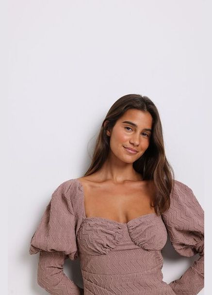 Фіолетова коктейльна сукня на запах NA-KD однотонна