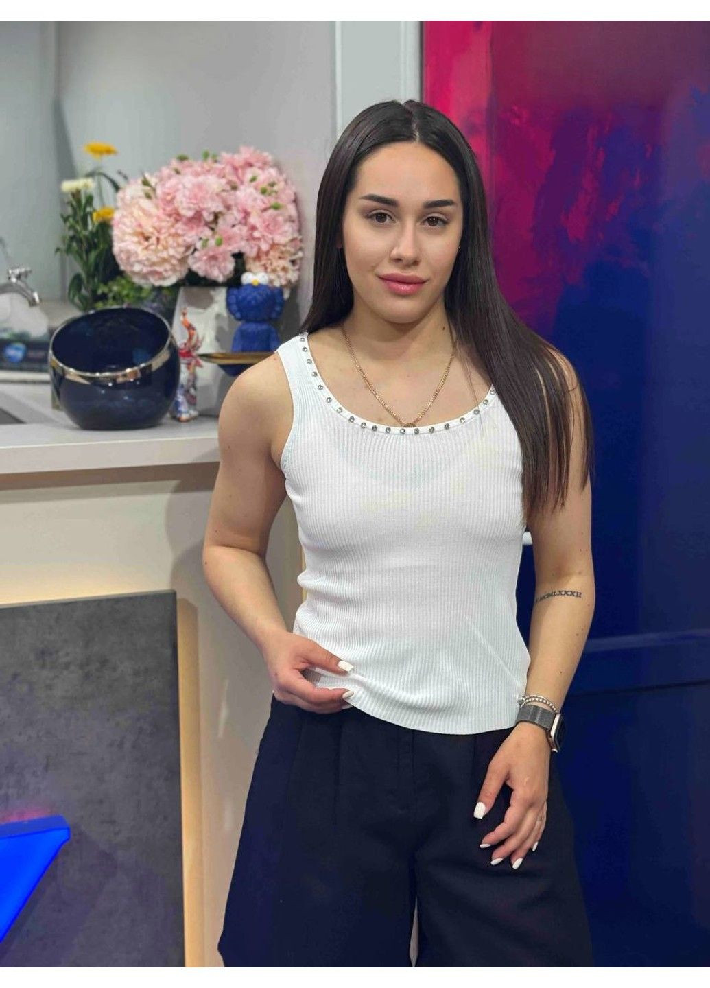 Майка жіноча A-N 3805 в рубчик з камінням на вирізі No Brand — 332673545