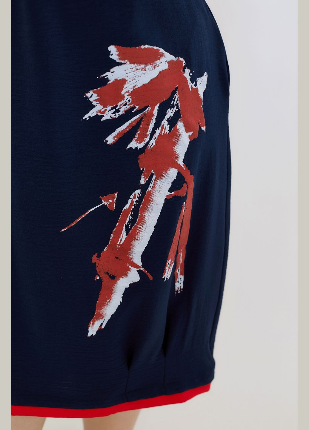 Красное повседневный летнее платье полуприлегающего силуэта на одно плечо с абстрактным рисунком all posa (ap100622p) A'll Posa