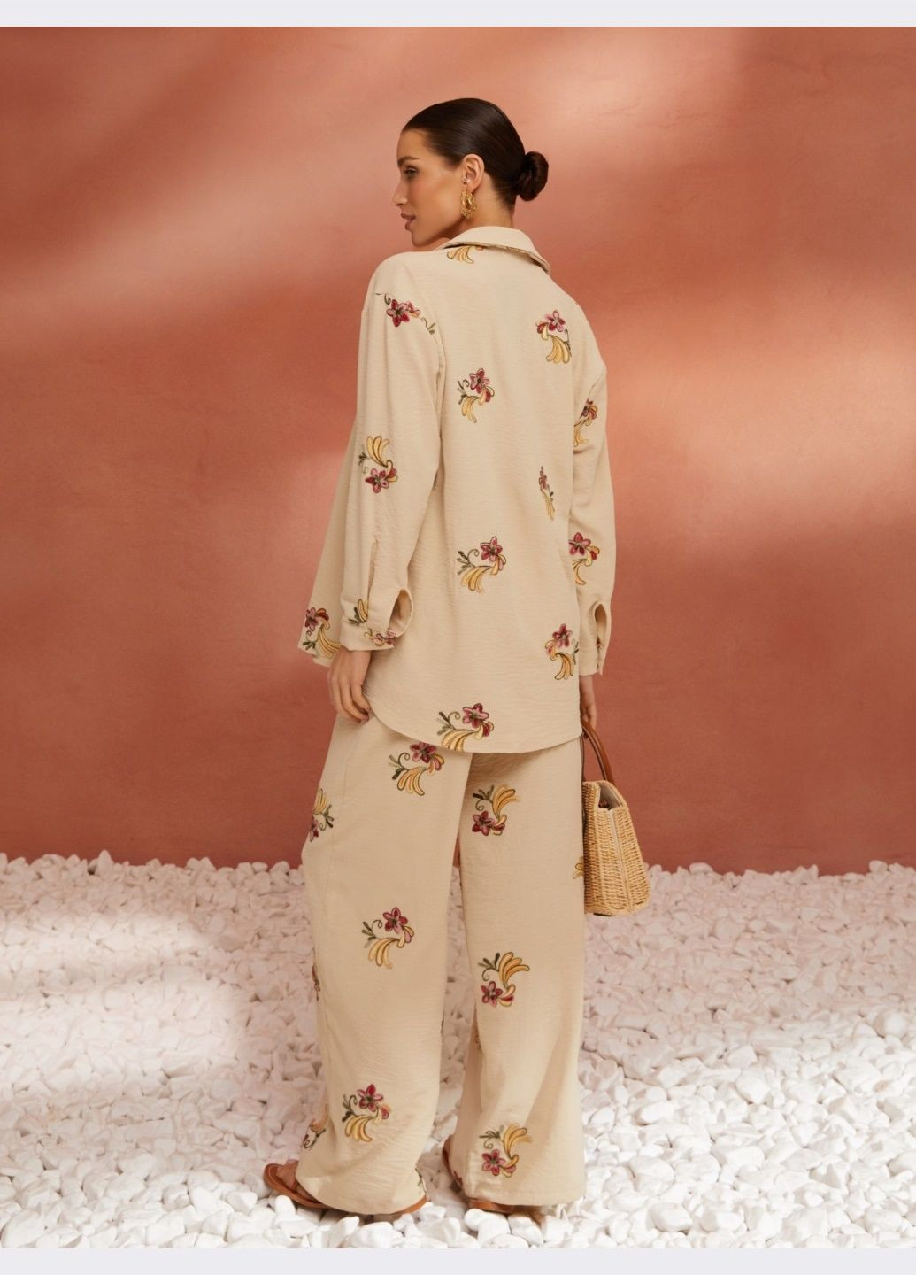 брючный костюм с вышивкой бежевый Dressa (293820776)