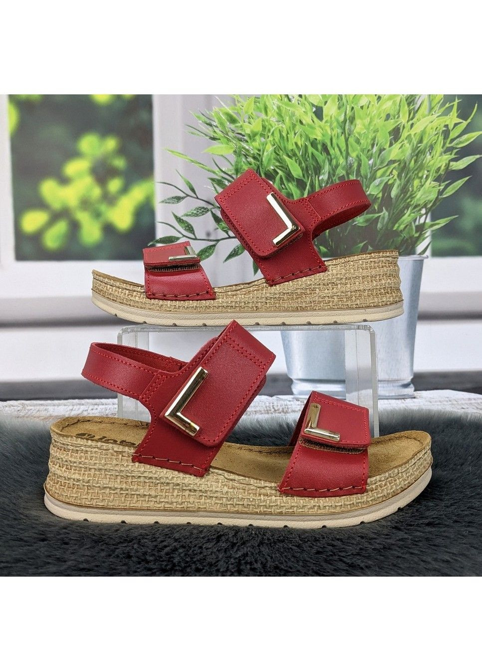 Босоніжки жіночі червоні шкіряні на танкетці Inblu (336709093)