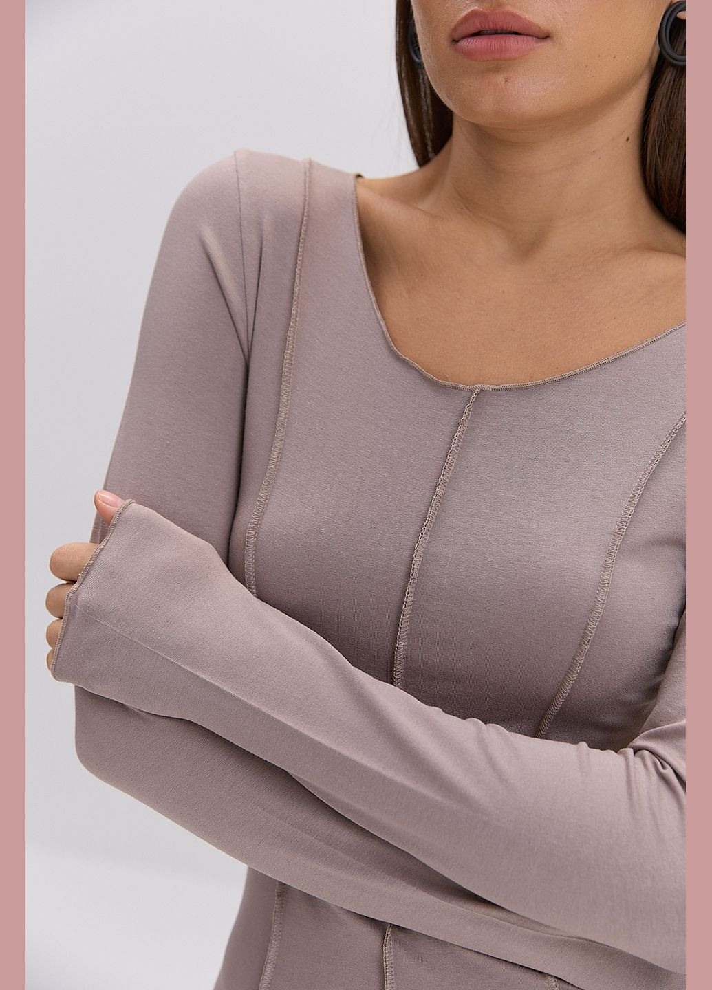 Кавова довга сукня з довгими рукавами і декоративними швами Arjen