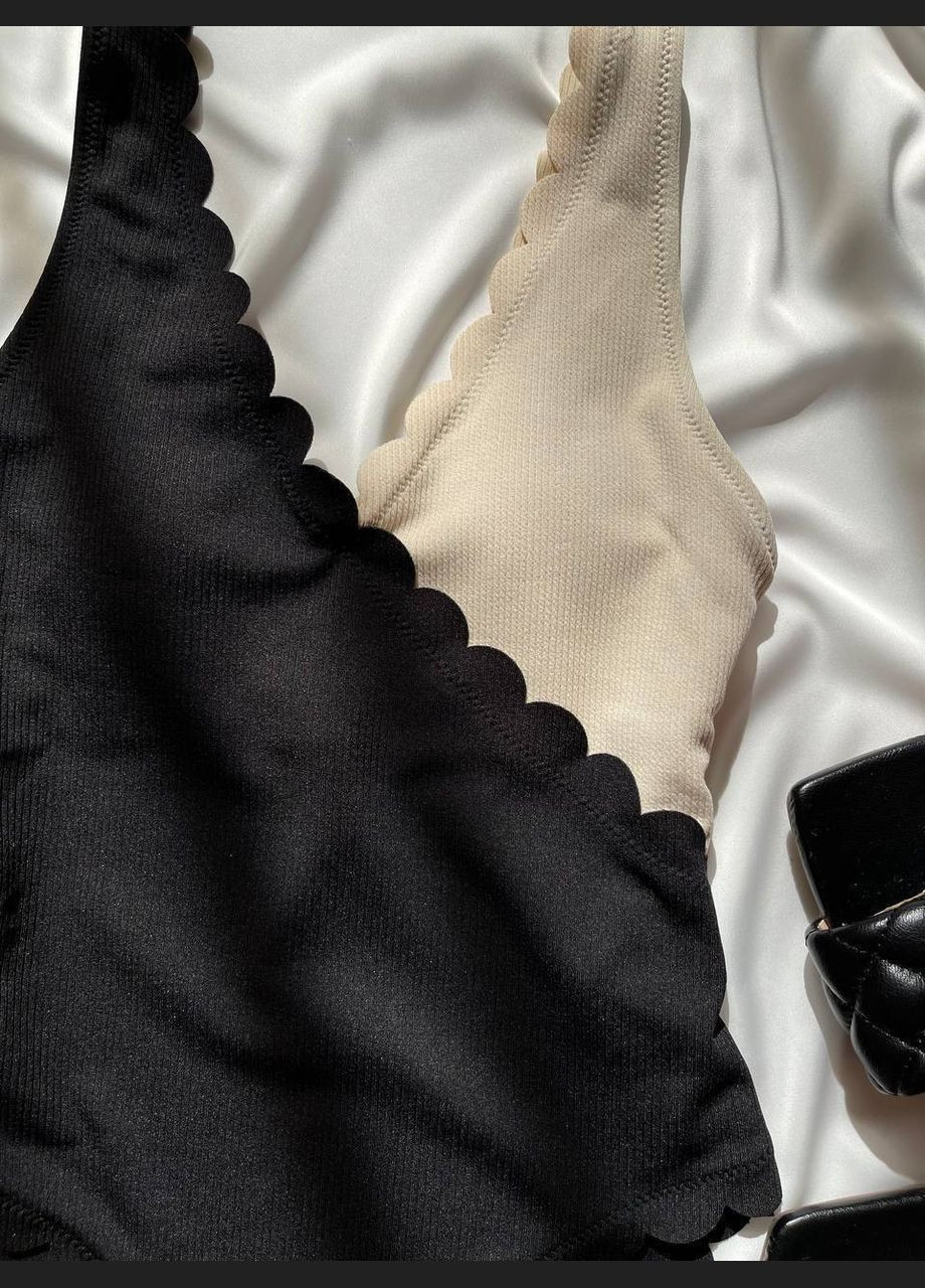 Черный летний стильный купальник в рубчике с цветным акцентом на одно плечо слитный Vakko