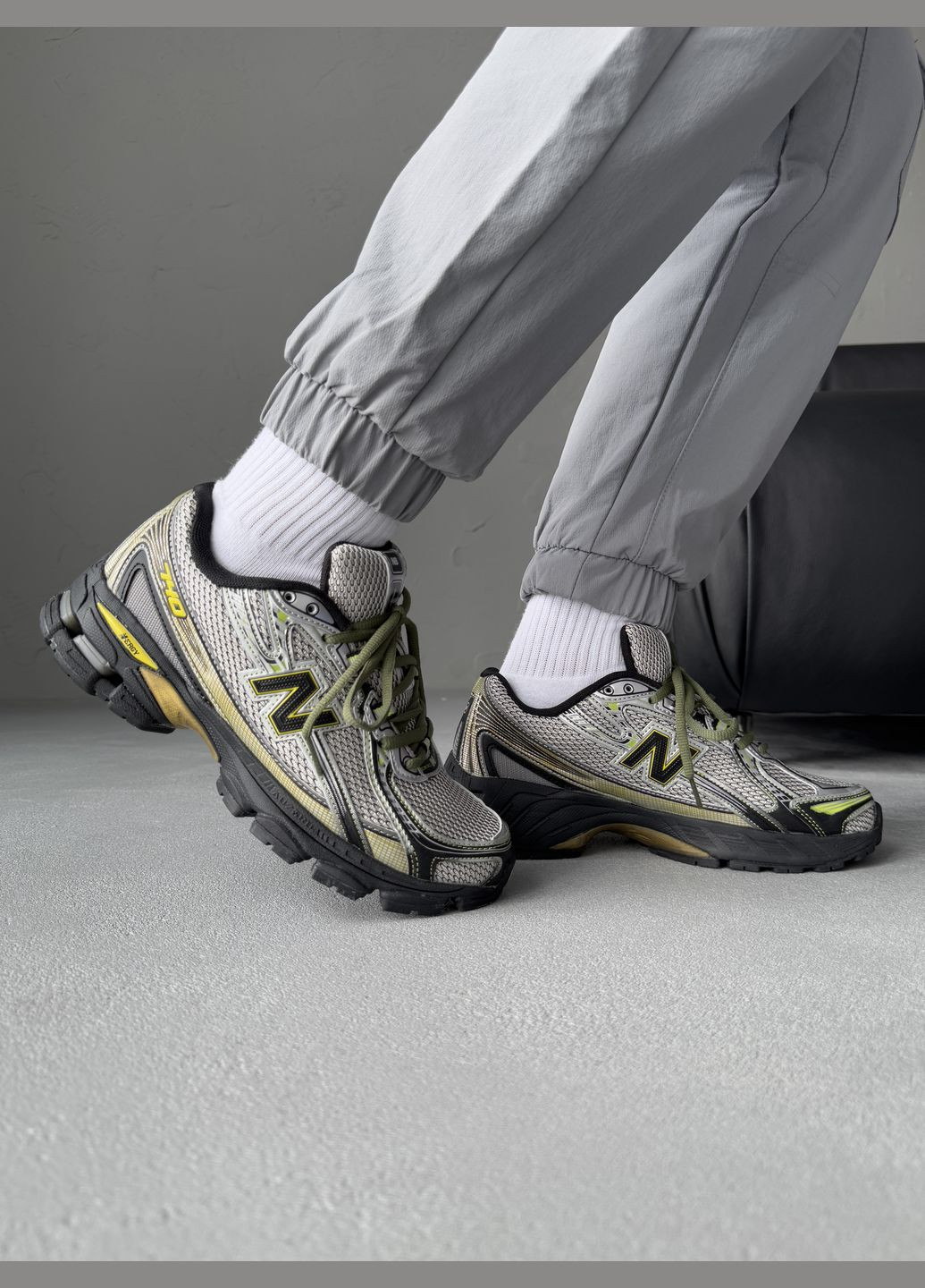 Серебряные демисезонные кроссовки мужские new balance 740 silver yellow black | нью беланс 740 серебряные No Brand