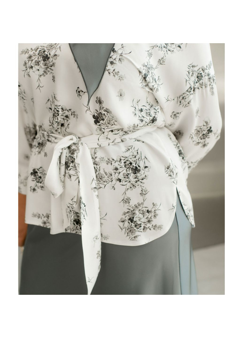 Чёрно-белую блуза Liton