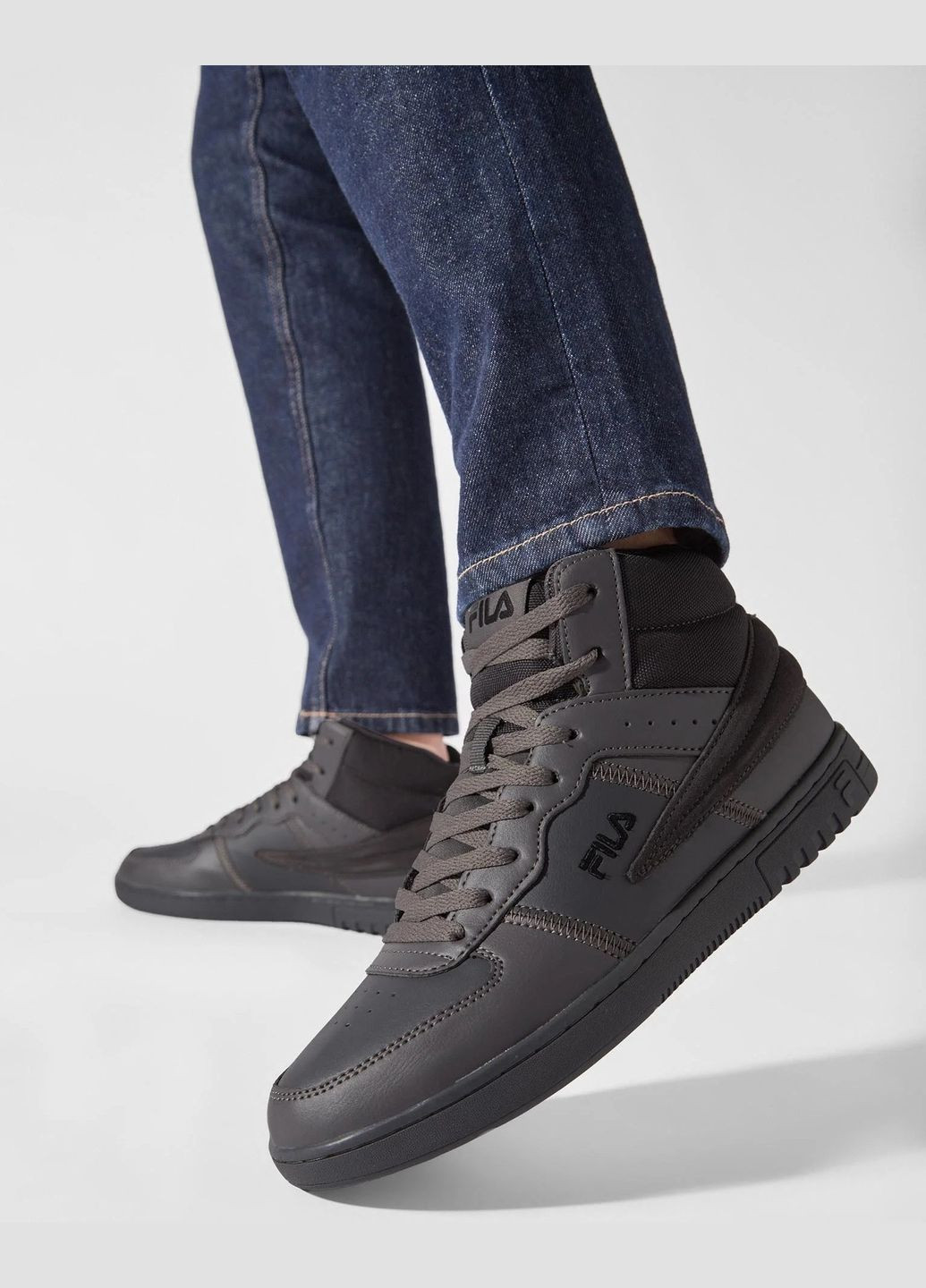 Сірі кросівки Fila