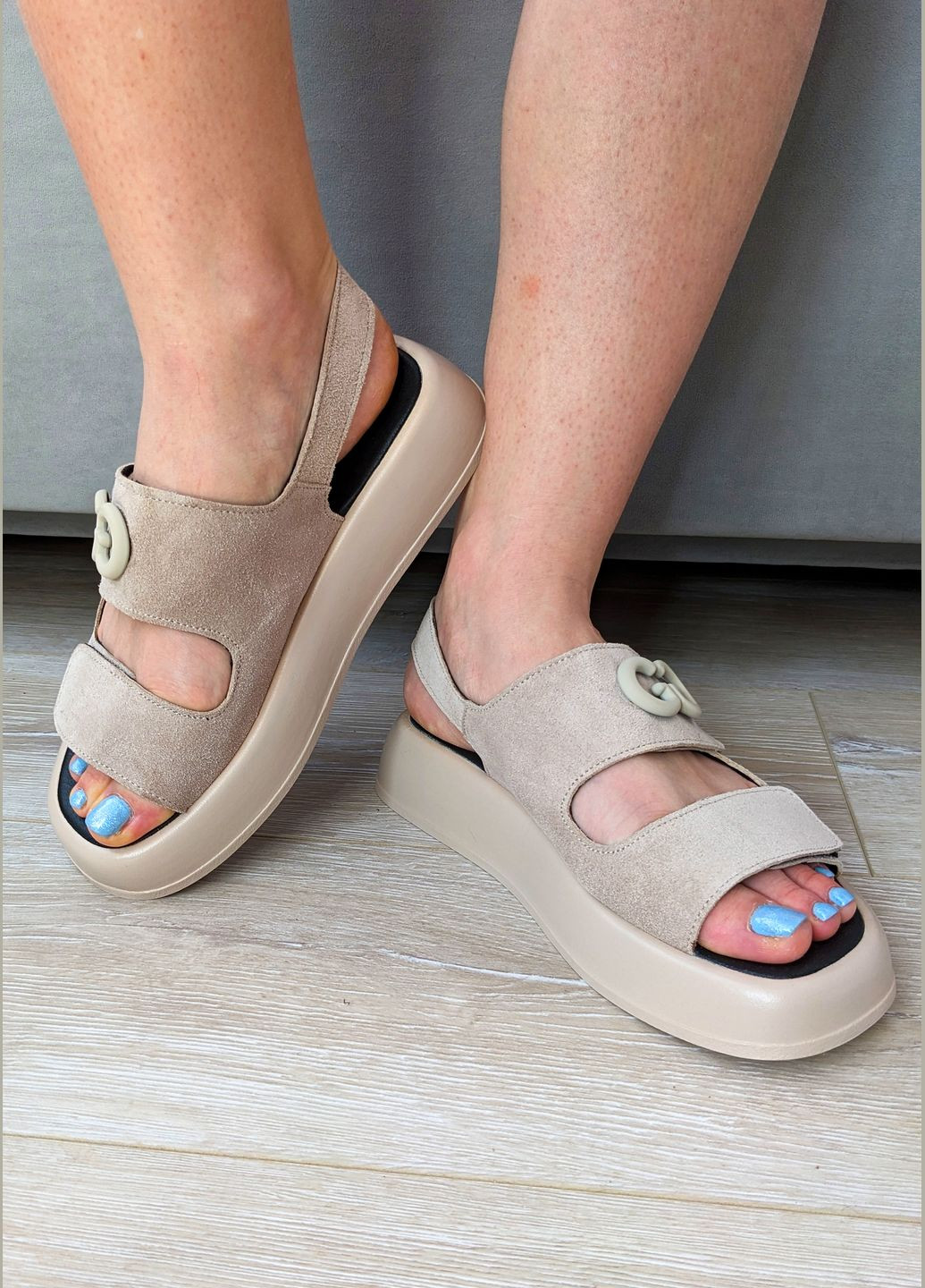 Бежевые босоножки streetsoft – натуральная замша и комфорт на каждый день InFashion на липучке