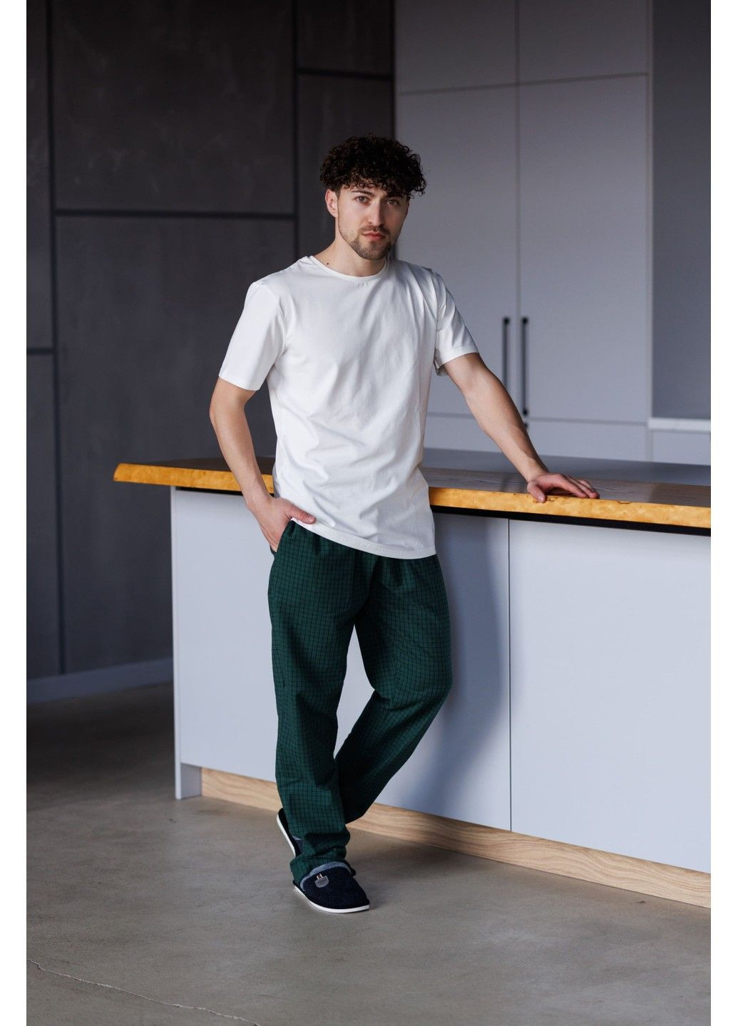 Піжама чоловіча футболка молочна + штани SOFT в клітинку зелені Handy Wear (329447832)