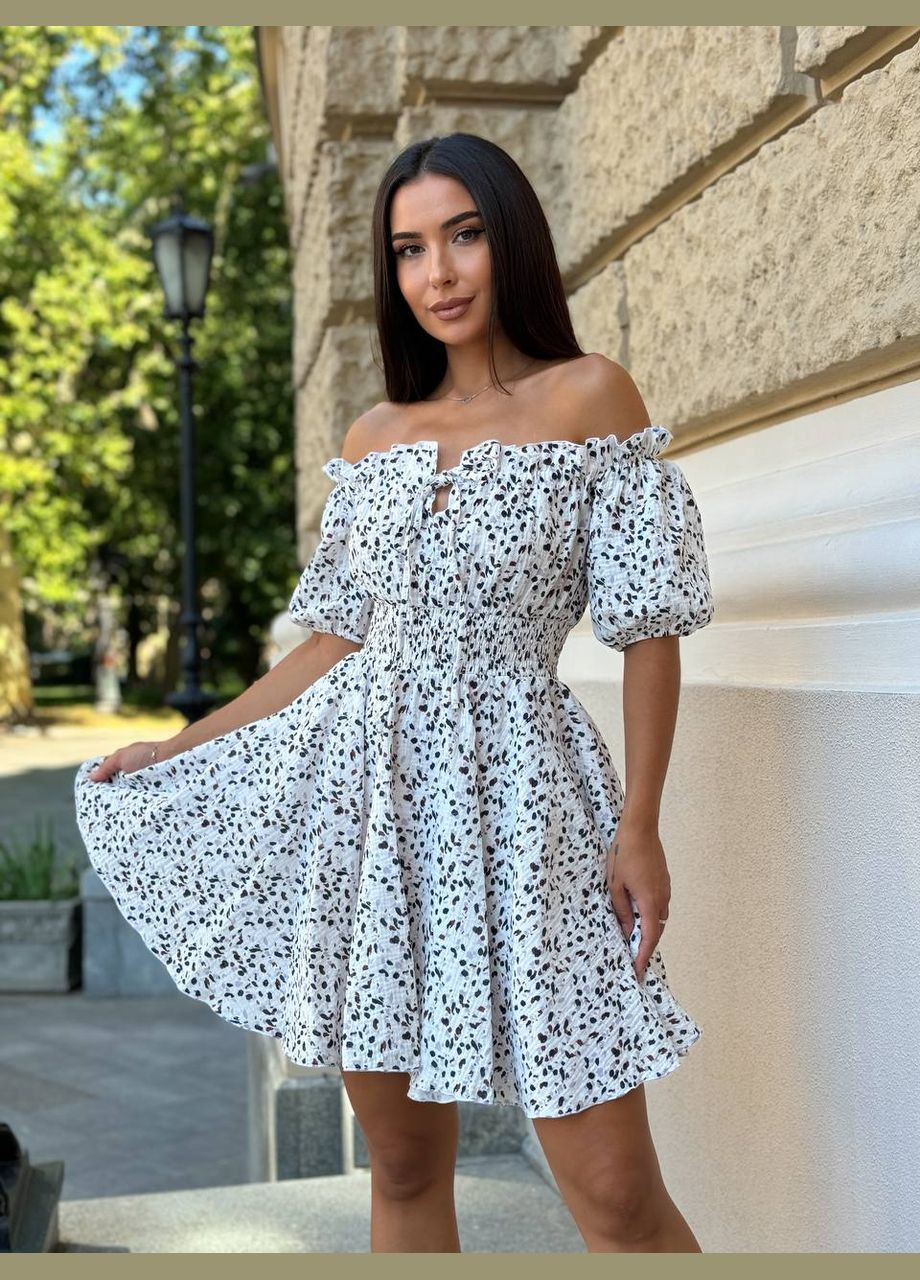 Молочна муслінове плаття міні в чорну квітку молочного кольору 31693 кльош No Brand з квітковим принтом