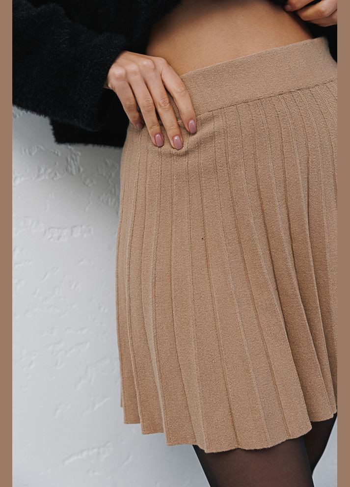 Бежевая короткая вязаная юбка в складки темно-синяя Arjen