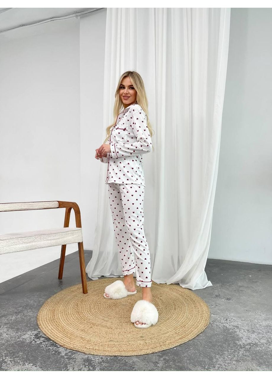 Біла жіноча піжама з тканини креп біла з червоними сердечками / піжама жіноча крепова з довгими штанами у принт сердечок / No Brand