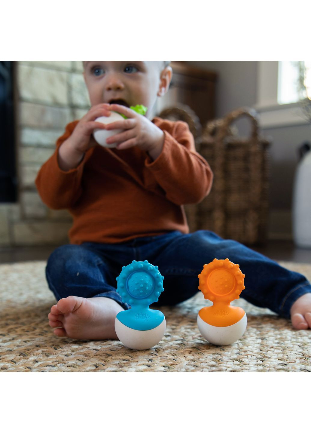 Прорізувач-неваляшка Dimpl Wobbl, помаранчевий () Fat Brain Toys F2172ML (366725878)