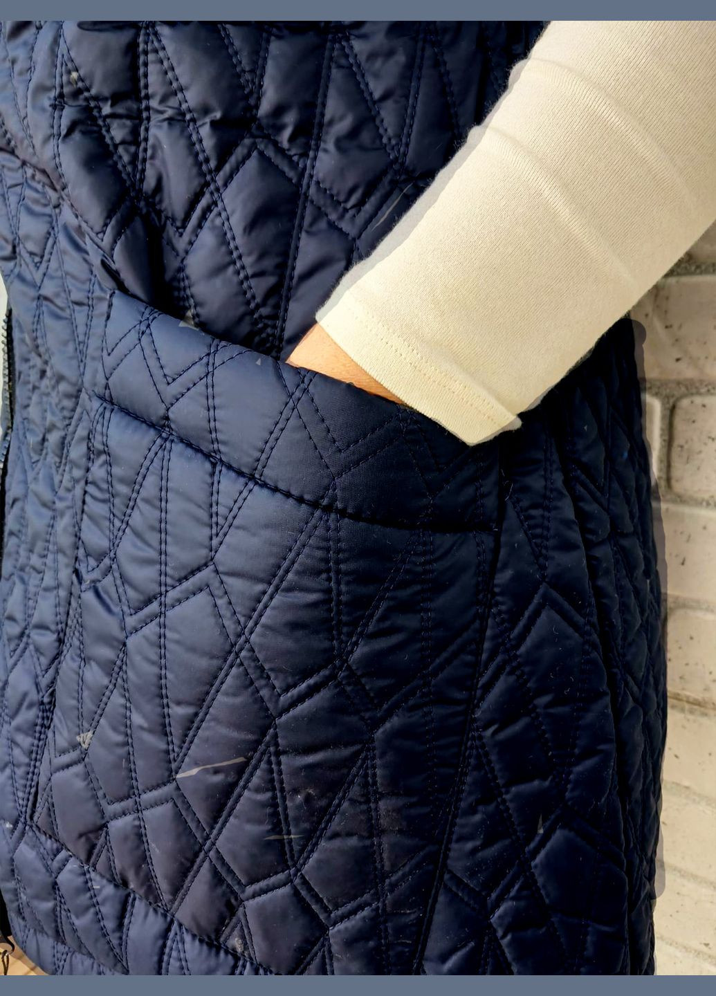 Женская стеганая жилетка демисезонная теплая на подкладке, с капюшоном и карманами, цвет кофейный No Brand (316843479)