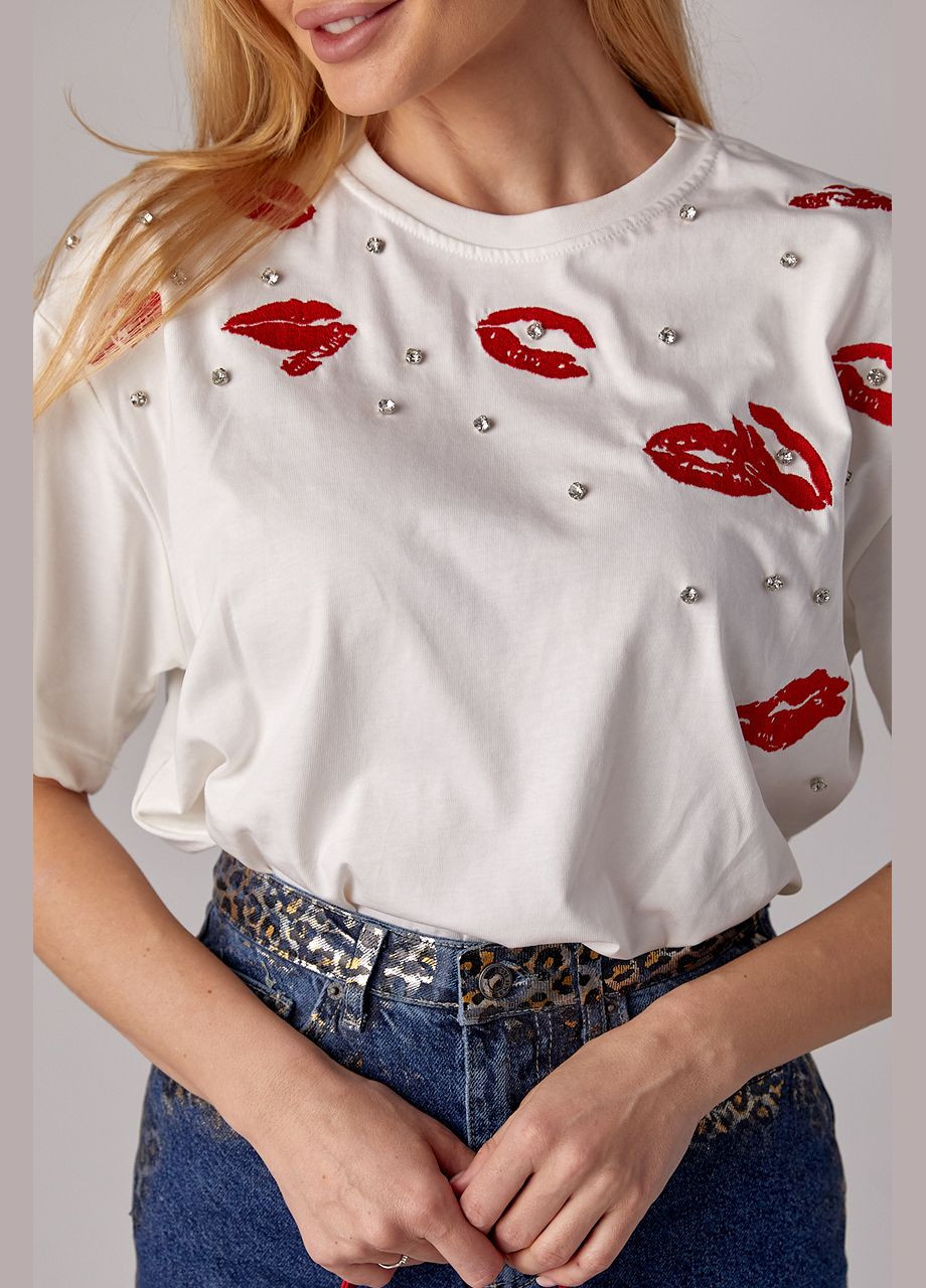 Молочная летняя женская футболка украшенная вышитыми губами и стразами Lurex