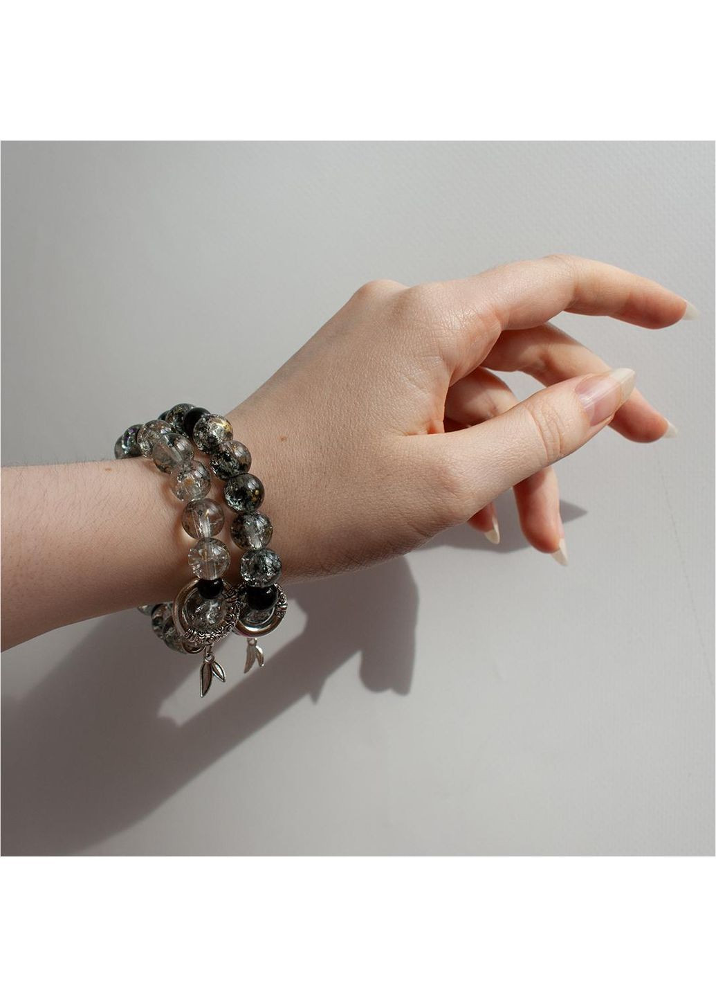 Браслет из крупного бисера унисекс с металлическим декором минимализм y2k стиль графитовый альт эластичный для подруги винтажный No Brand (369667990)