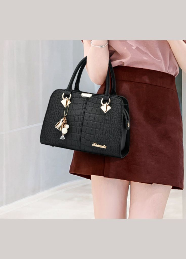 Жіноча сумка трапеція з екошкіри з брелоком зміїний принт чорна (sku_1458) No Brand (330576315)