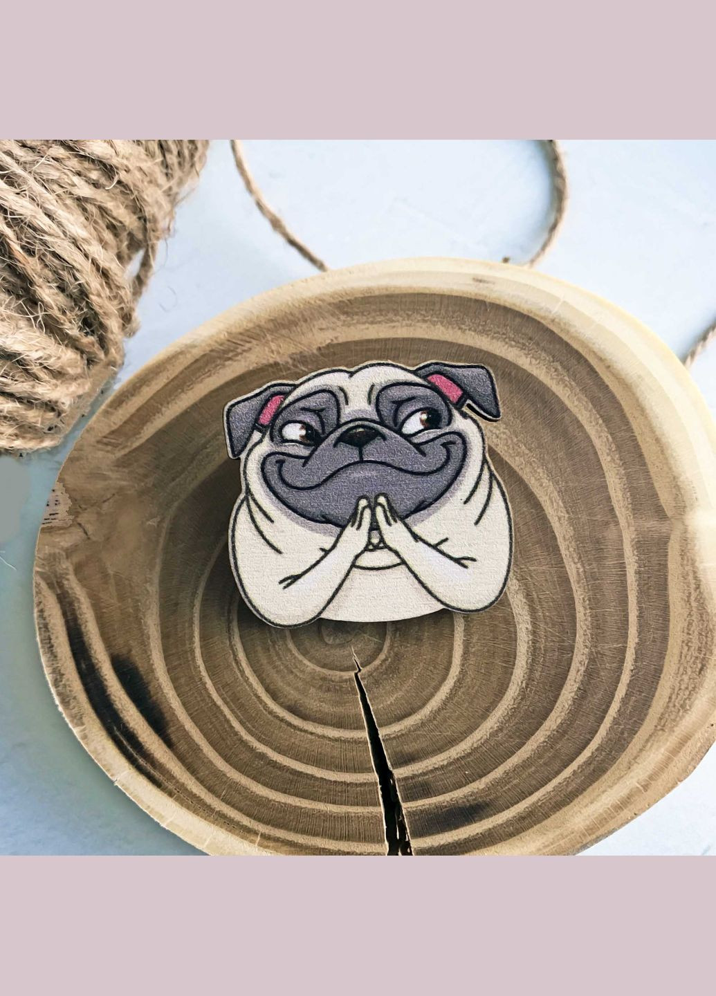 Дерев'яний значок "Хитрий Мопс" Cozy-Up (291162176)