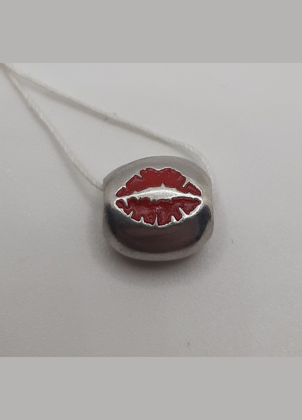 Подвесок шарм серебро 925 2,40г. kiss эмаль (39007) UMAX 39007э (305391294)