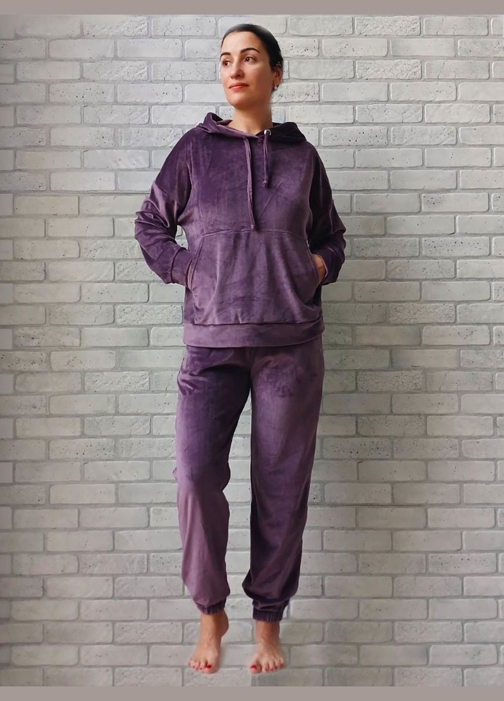 Велюровый женский прогулочный костюм однотонный худи с капюшоном штаны с карманами No Brand (329880967)