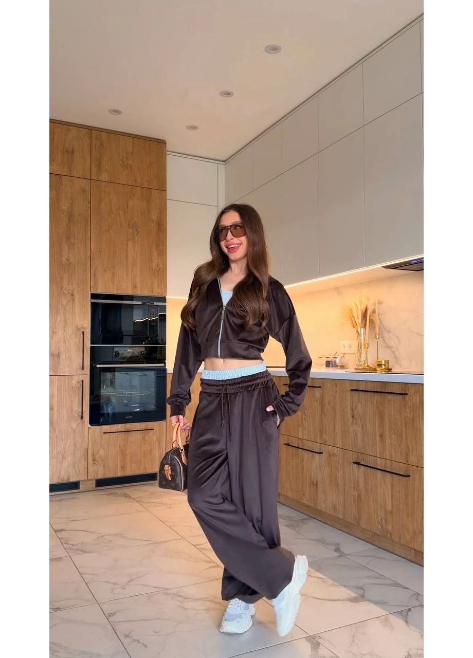 Костюм женский велюровый с двойным поясом коричневого цвета 38894 Fashion (401275651)