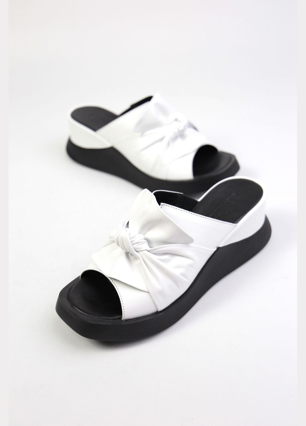 Белые шлепанци Benito